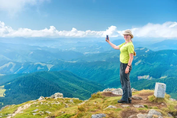 Νεαρή γυναίκα παίρνει selfie smartphone — Φωτογραφία Αρχείου