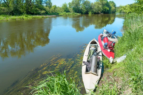 Kayaks de pie en el agua —  Fotos de Stock