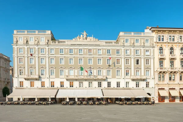 Piazza della città vecchia e caffè — Foto Stock