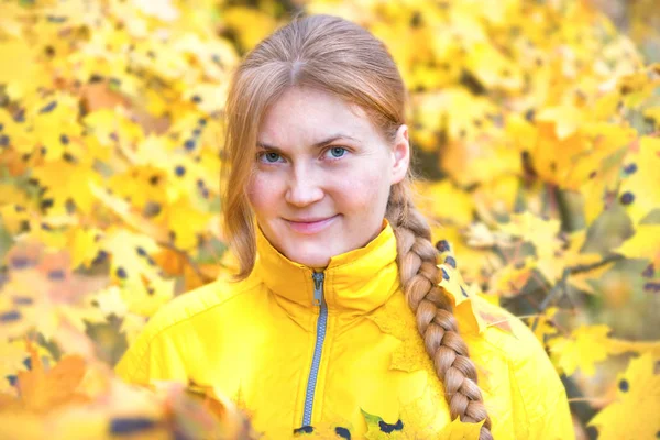 Hübsche Frau mit im Herbst Park — Stockfoto