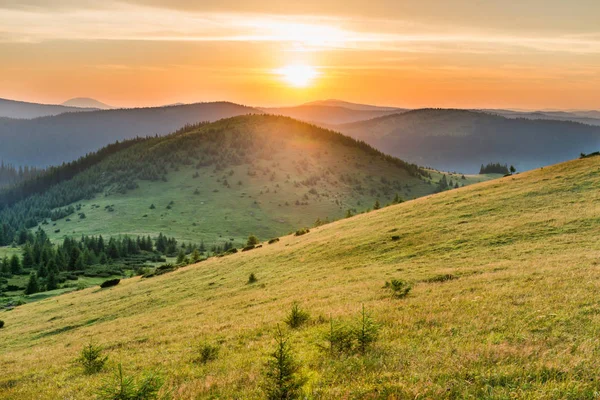 Berglandschaft mit orangen Wolken — Stockfoto