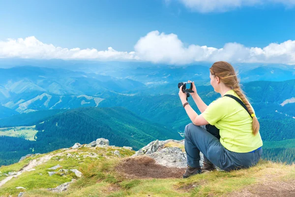 Young woman taking photo — Stock Photo, Image