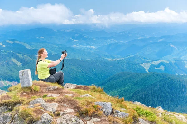 Ung kvinna tar selfie på kamera — Stockfoto