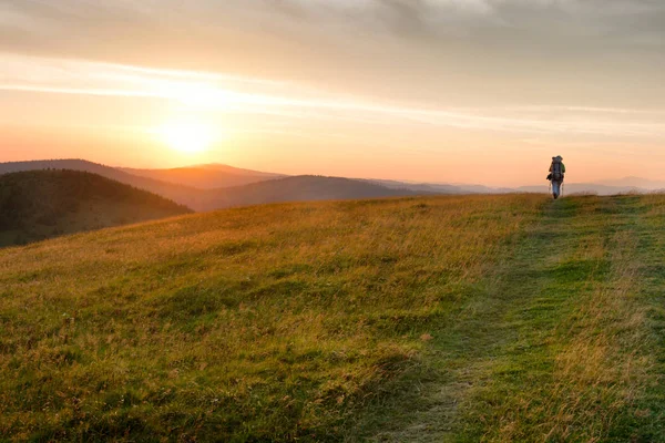 Backpacker chodzenia w górach — Zdjęcie stockowe