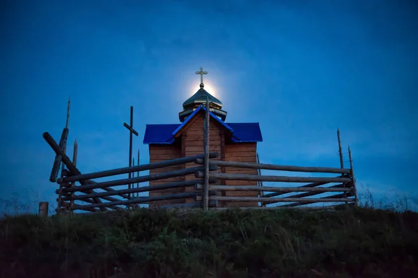 Mistero chiesa a notte blu scuro — Foto Stock
