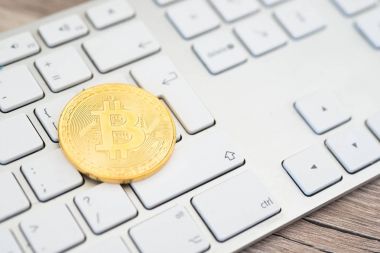 klavye üzerinde altın bitcoin 