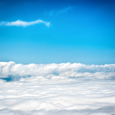 Mavi gökyüzünde beyaz bulutlar