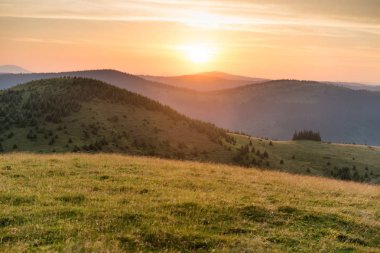 dağlarda renkli günbatımı