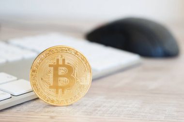 Masa üzerinde altın bitcoin