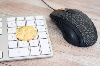 klavye üzerinde altın bitcoin 