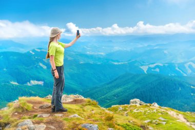 Kadın selfie çekiyor.