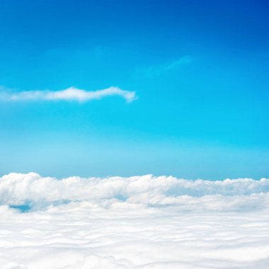 Mavi gökyüzünde beyaz bulutlar