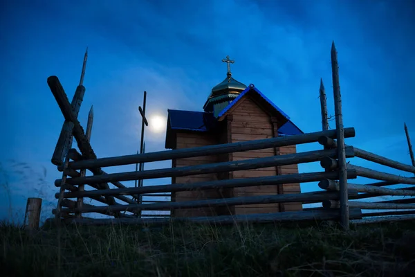 Iglesia misteriosa sobre la luz de la luna — Foto de Stock