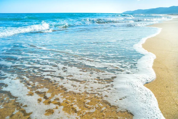 Tropická pláž s pískem a moře — Stock fotografie