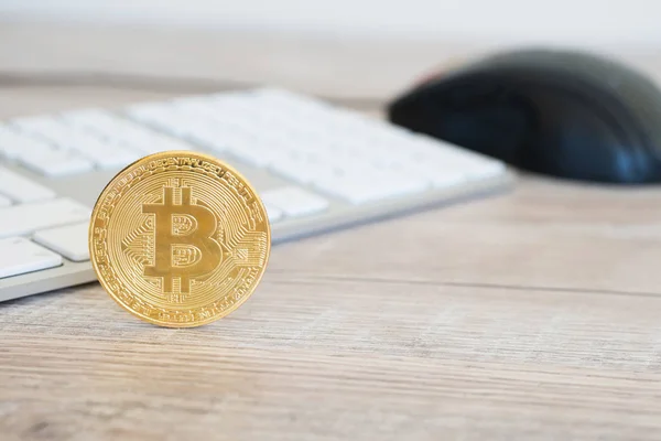 Bitcoin de oro en el escritorio — Foto de Stock