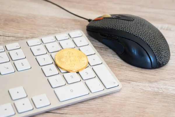 Bitcoin de oro en el teclado — Foto de Stock