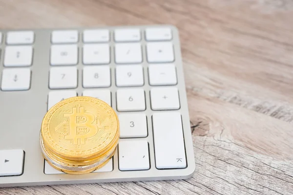 Bitcoin de oro en el teclado — Foto de Stock