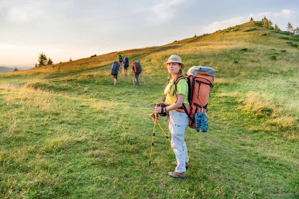 Kvinna vandring med vänner — Stockfoto