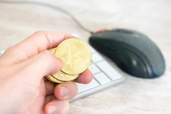 Flere bitcoins i hånden – stockfoto