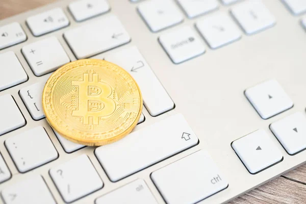 Bitcoin de oro en el teclado — Foto de Stock