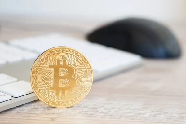 Bitcoin de oro en el escritorio — Foto de Stock