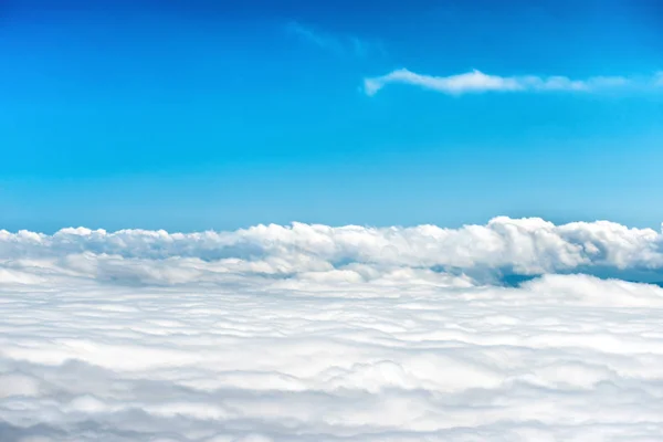 Nuvens brancas no céu azul — Fotografia de Stock