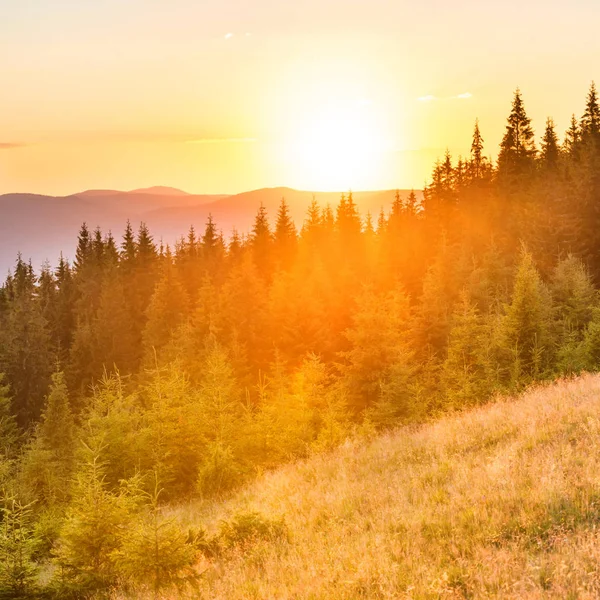 dağlarda renkli günbatımı