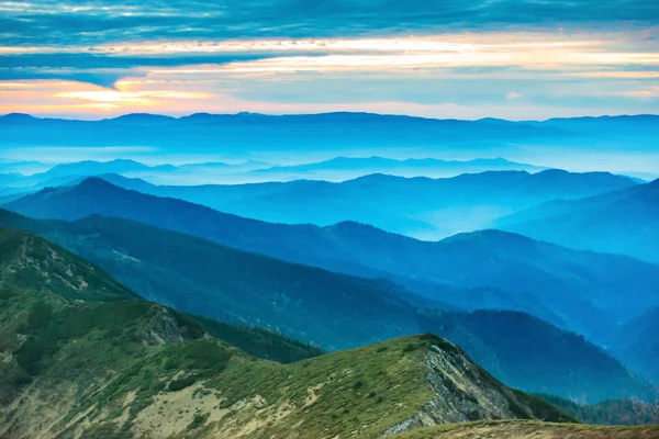 Colorful sunset in mountains — Stock Photo, Image