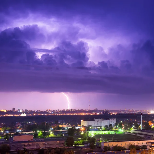 Onweer met bliksem in stad — Stockfoto