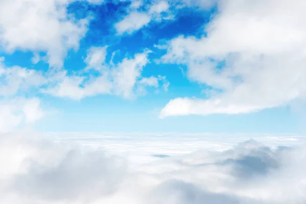 Nuages blancs sur ciel bleu — Photo