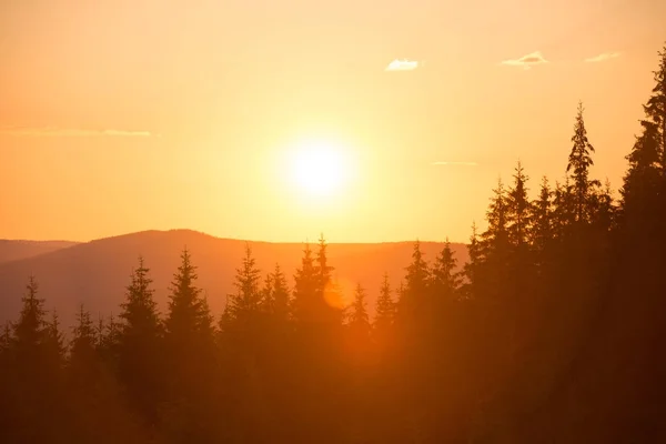 Färgstark solnedgång i bergen — Stockfoto