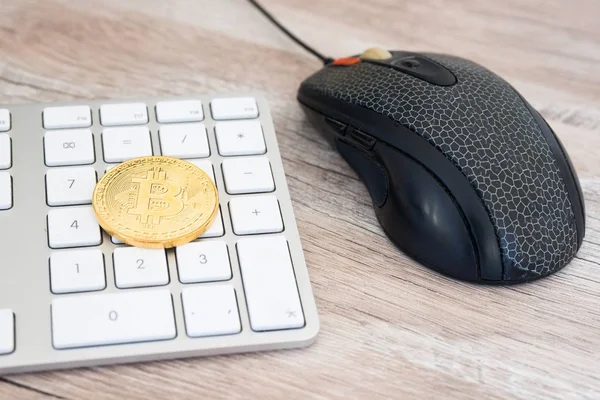 Bitcoin de oro en el teclado — Foto de Stock