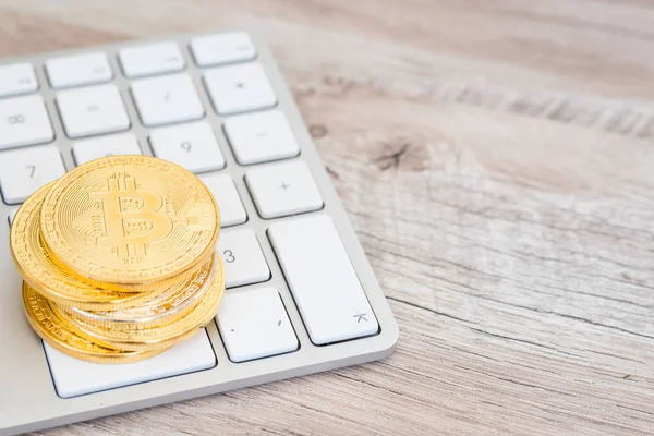 Bitcoin de oro en el teclado — Foto de Stock