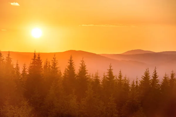 Coucher de soleil coloré dans les montagnes — Photo