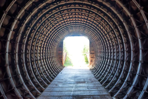 Túnel rústico escuro — Fotografia de Stock