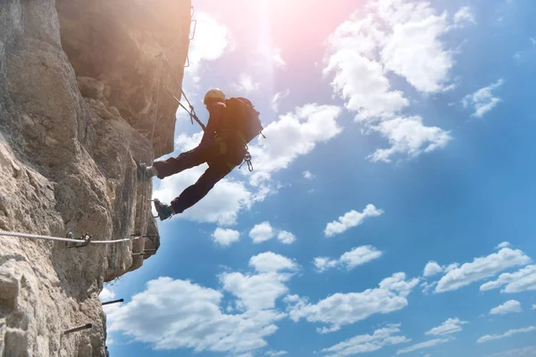 通过 ferrata 登山者的剪影 — 图库照片