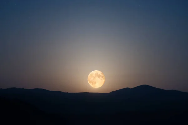 Lune se levant sur le ciel nocturne — Photo