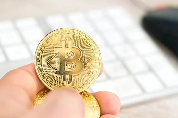 Varios bitcoins en la mano — Foto de Stock