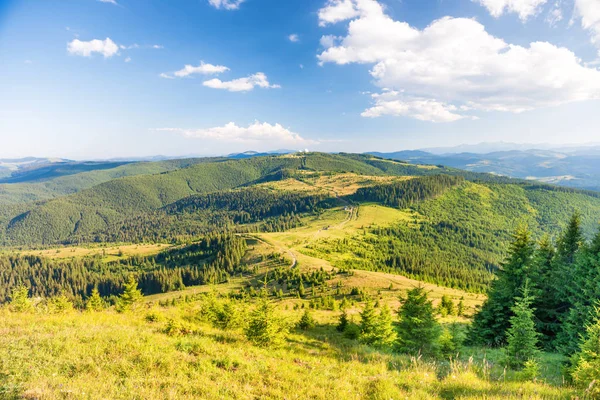 Landskap med gröna kullar — Stockfoto