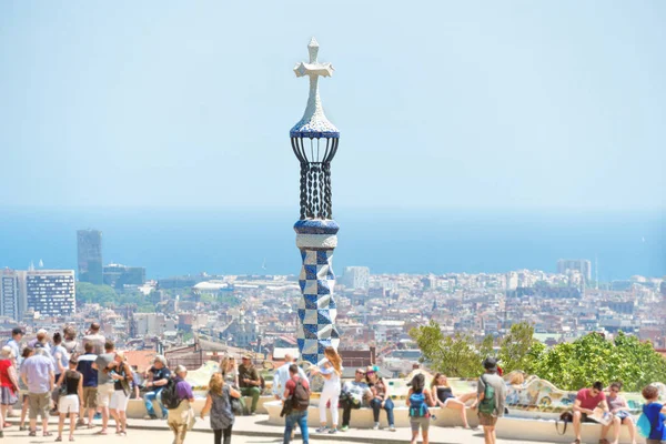 Park Guell met menigte van mensen — Stockfoto