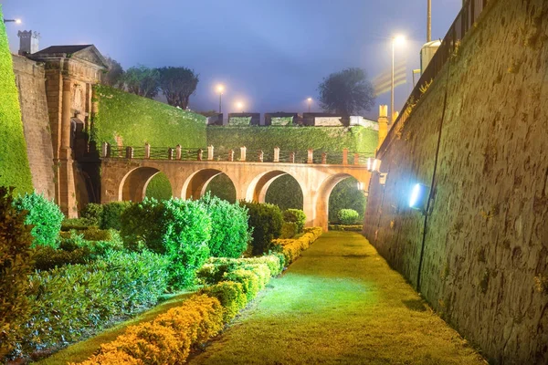 Vista nocturna del Castillo de Montjuic — Foto de Stock