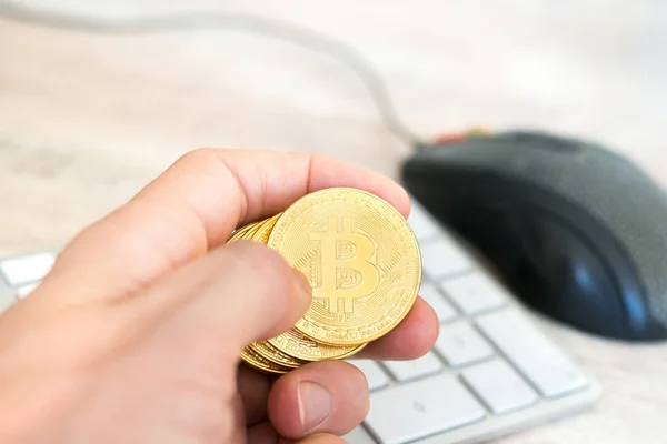 Varios bitcoins en la mano — Foto de Stock