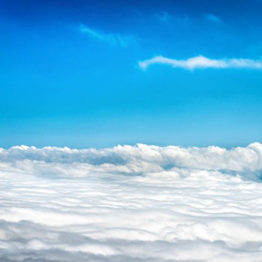 Beyaz bulutlar ve mavi gökyüzü