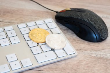 klavye üzerinde altın bitcoin 