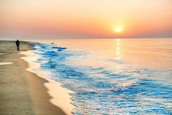 Sunset on beach with long coastline — Stock Photo, Image