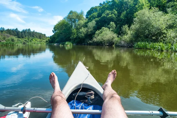 Hombre relajante en kayak —  Fotos de Stock