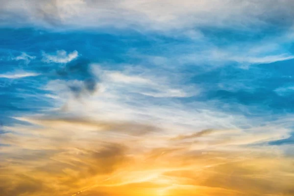 Schöner dramatischer Sonnenuntergang — Stockfoto