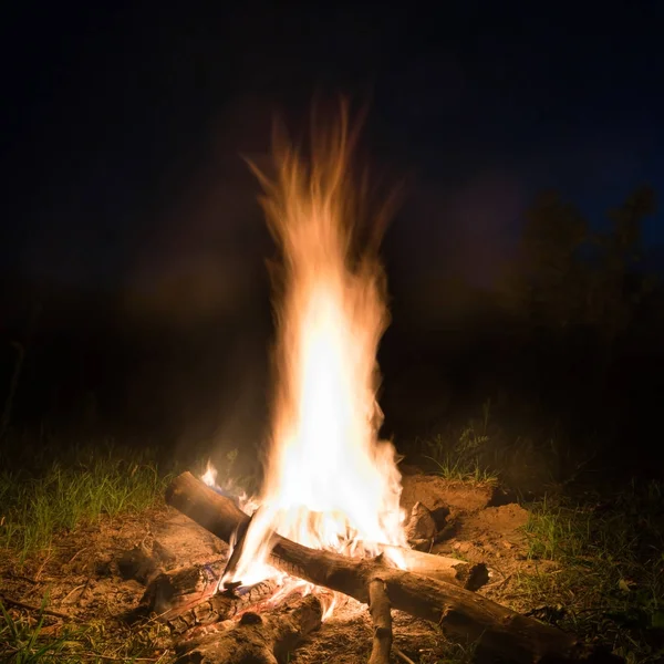 オレンジ色のかがり火で大火事 — ストック写真