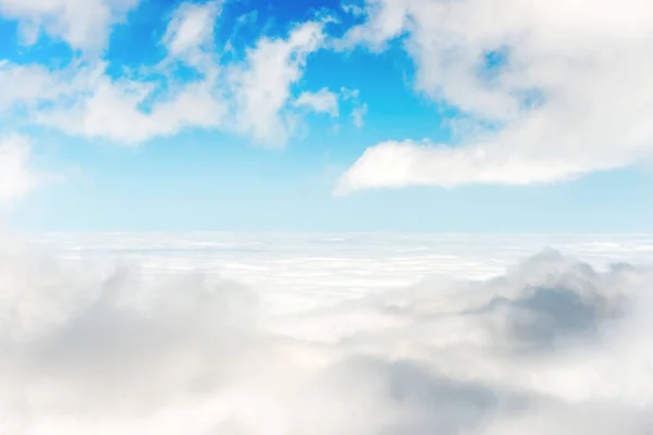 Nuvens brancas e céu azul — Fotografia de Stock