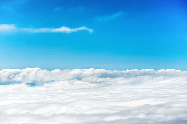 Nuvens brancas e céu azul — Fotografia de Stock
